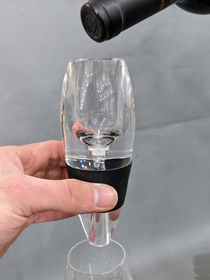 Vinturi red wine aerator with pouch. Aerator measures 5-5/8" overall.