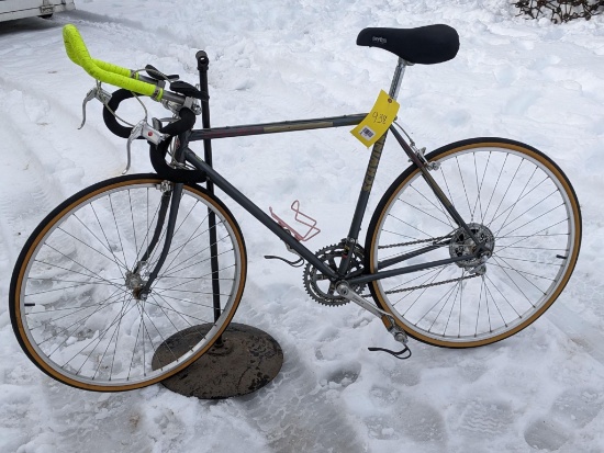 Nice Schwinn World Sport bicycle in great condition and features quick release tires for easy