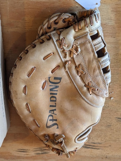 Spalding Ea-flex TFI-100 baseball or softball glove.