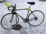 Nice Schwinn World Sport bicycle in great condition and features quick release tires for easy