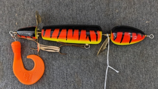 10-3/4" Pflueger Globe style fishing lure is in nice condition. No markings found.
