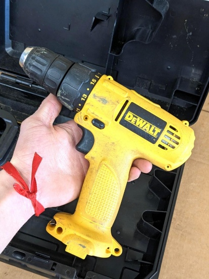 DeWalt DW926 3/8" cordless drill. Comes w/ charger and case.