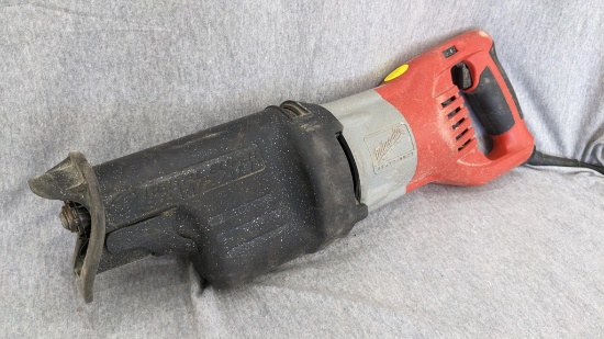 Milwaukee variable speed orbital super Sawzall w/ hardcase, runs.