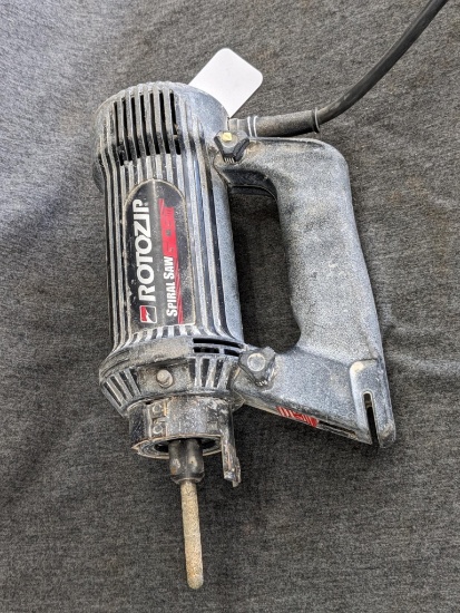 Rotozip Spiral Saw model SCS01, runs good. Currently has a 1/4" bit