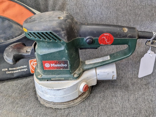 Metabo orbit sander w/ 6 variable speeds, carry bag, and extra sanding pads. Sander runs and spins