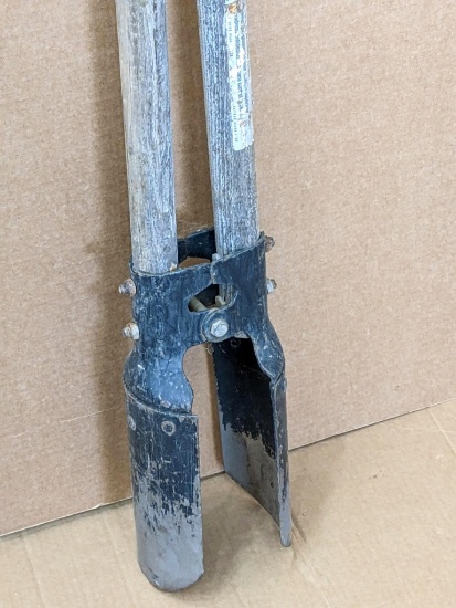 True-Temper post hole digger stands 58" tall and has good edges.
