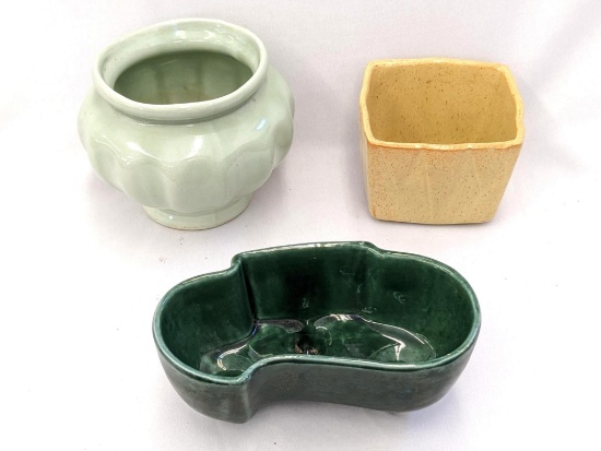 Three pretty planters are in good condition. Widest is 7".