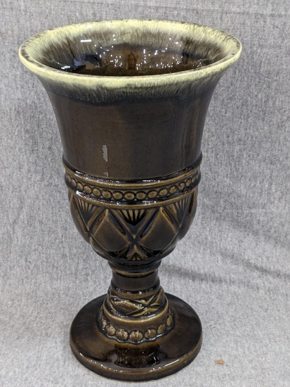 Hull, USA vase. In very nice condition with no chips or cracks noted. Bottom marked F30. Measure 10"