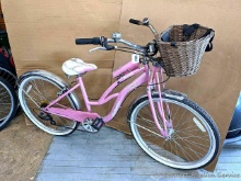 Ladies Schwinn Roxie bike with a nice seat is in Proxibid