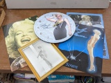 Marilyn Monroe signs up to approx. 12