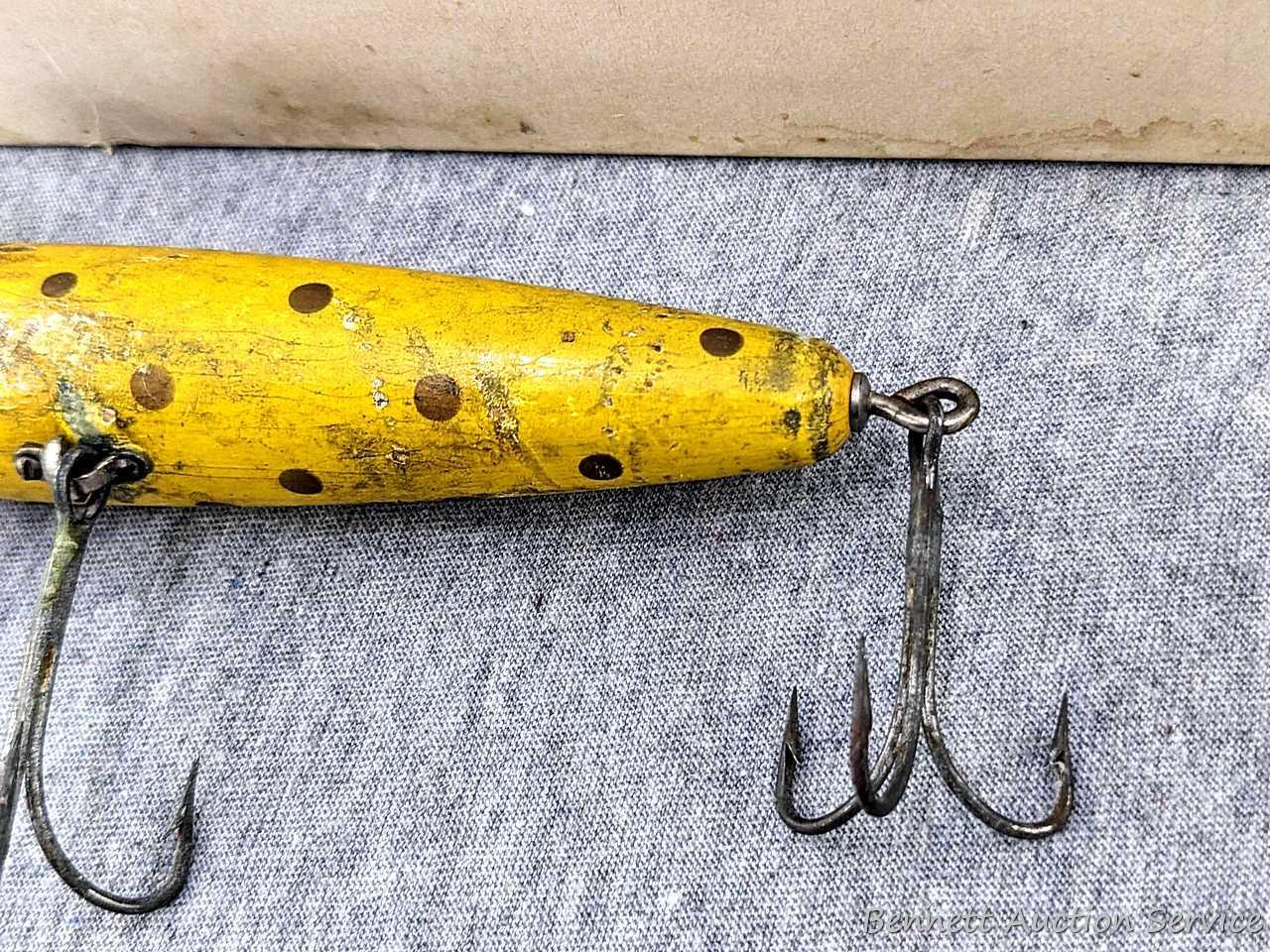 Vintage PFLUEGER Yellow / Gold GLOBE 3750 Wood Fishing Fish Bait Lure in  box 