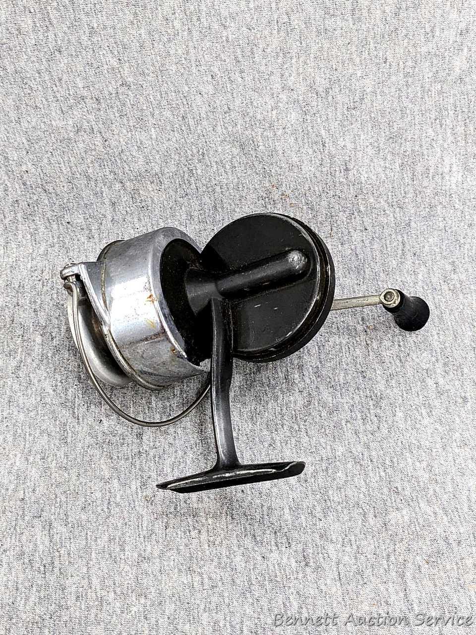 Open and closed fishing reels incl vintage Bache
