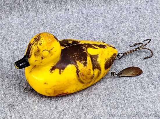 Vintage Cree Duk fishing lure is 3-1/2" long and 2" tall. No cracks noted, neat little Muskie lure.
