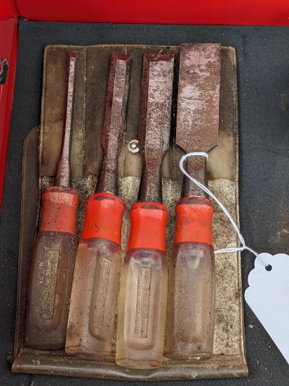 4 Stanley chisels up to 1" and down to 1/4"