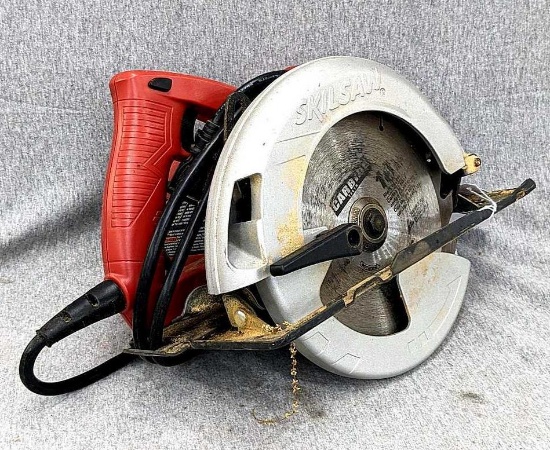 Skilsaw 7-1/4" circular saw is Model No. 5480. Runs and has nice long cord in good condition. Nice