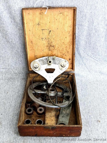 Vintage Winn Synchrometer H.S. McAllister Co, Chicago. Wooden box measures 8-3/4" x 6-3/4" x 3" Box