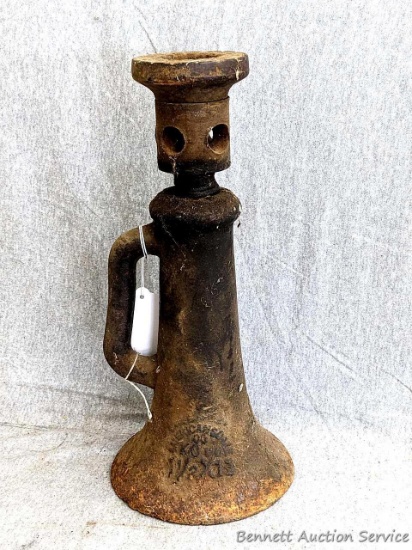 Vintage 1 1/2 ton screw jack, measures approx 15" tall as pictured.