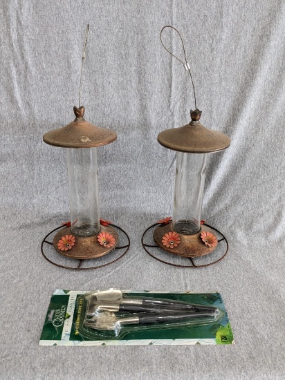 2 hummingbird feeders, measures 12" tall with a 3 piece garden tool set