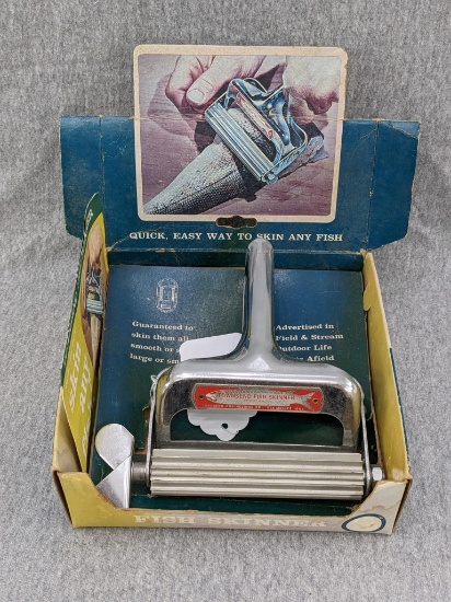 Vintage Townsend Fish Skinner with original box and pamphlet. Skinner in good condition, about