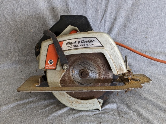 Black & Decker 7-1/4" Deluxe Circular Saw, model 7320, smells like brushes, runs.
