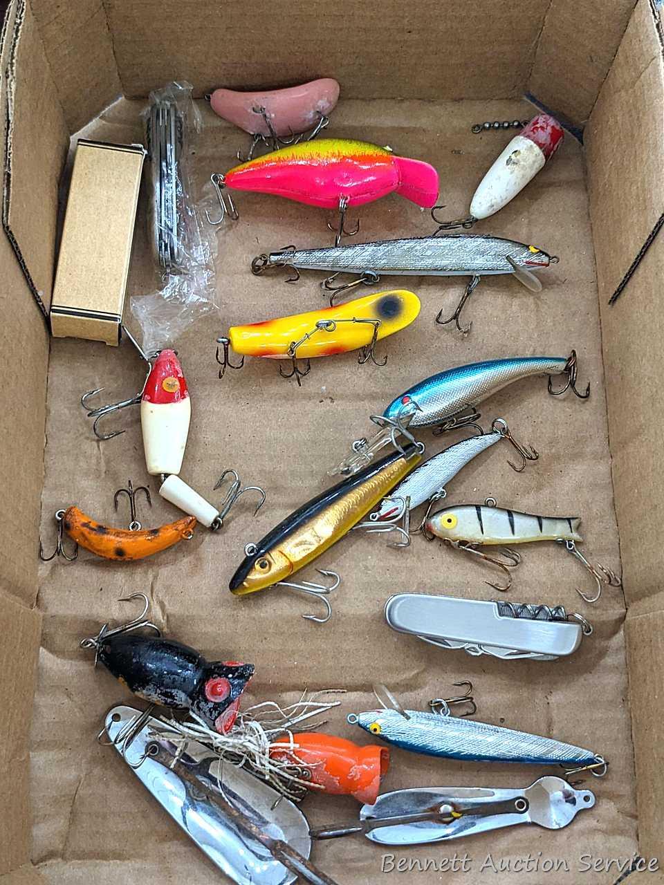 Several fishing lures incl. Lazy Ike 1, minnows