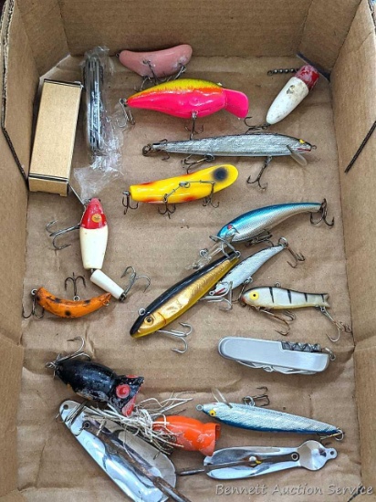 Several fishing lures incl. Lazy Ike 1, minnows, more up to about 5" long.