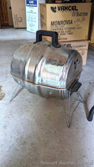 Keg & Que charcoal grill measures 16" wide 21" tall and is in overall good condition.