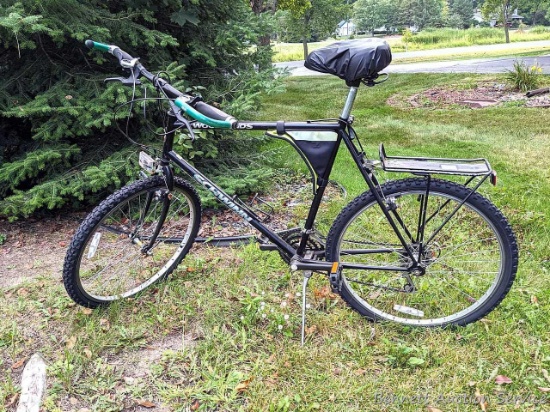 Schwinn Woodlands mountain bicycle is in good shape. Bike measures 23" from handle bar to seat. Nice