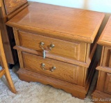 Broyhill night stand or end table measures 27