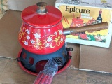 Retro fondue set incl. the pot, base, burner, forks, and original box. The pot is in very good