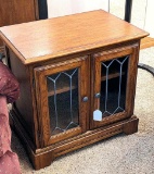 Pretty end table measures approx. 26