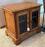 Pretty end table measures approx. 26
