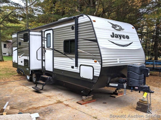 2016 Jayco 28RBDS 30' camper is in great condition!
