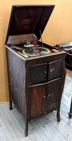 Antique Victor 'Victrola' upright record player was made by the Victor Talking Machine Co. and has
