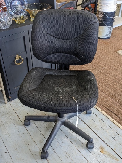 Pickup in Rib Lake. Office chair, swivels and rolls easily; measures 20" x 23" x 37" tall.