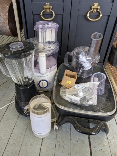 Pickup in Rib Lake. Presto electric frying skillet, blender and an assortment of food processors.
