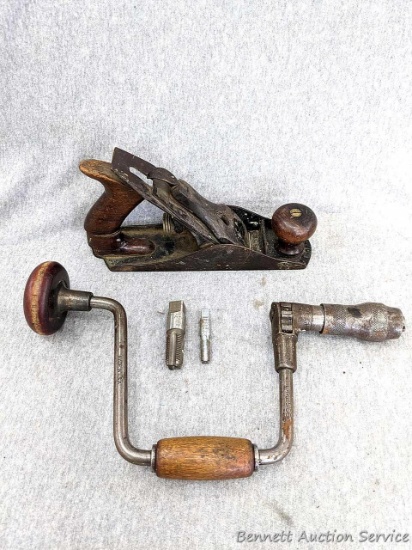Stanley No. 4 hand plane is 9-1/2" long. Tote has an old crack and top of frog casting is chipped