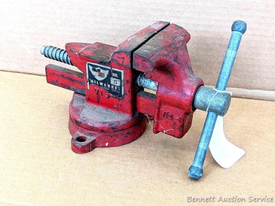 Milwaukee No. 33 swiveling bench vise with pipe vise jaws. 3-1/2" flat jaws in overall good