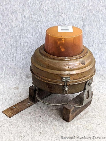 Vintage rotating amber light with copper or similar body, works! In good condition, bottom of light