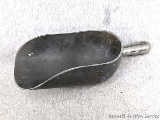Wearever aluminum scoop, 5281, for grain, ice, candy, more. Measures approx 11" overall.