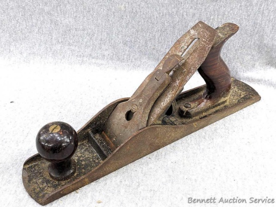 Bailey brand hand planer, no 5. Marked US Pat Apr 19-10. Measures 14" over planing surface.