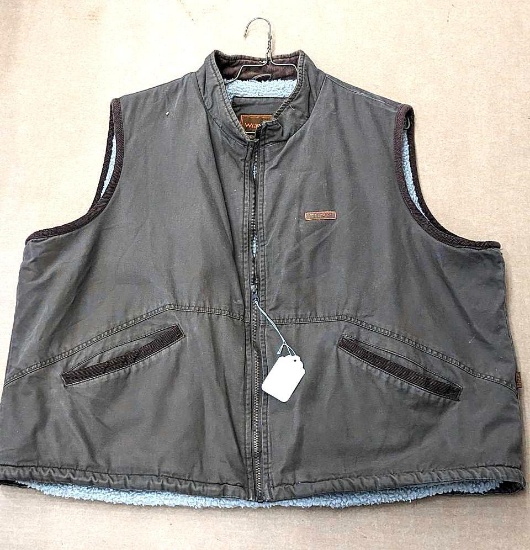 Wrangler Hero Size 3XL vest is in good condition. 100% cotton shell, quality brand.