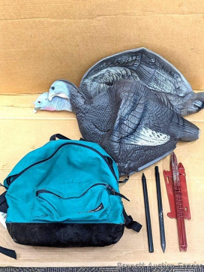 Tom and hen turkey decoys come in a East pack bag. Incl two stakes and a support piece. Tom is about