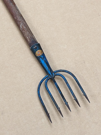 USA fish spear or frog spear by the Shurcatch fishing Tackle Co. Head is 5" wide. Measures about 5'