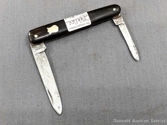 Vintage folding pocket knife with double blades. The knife is in very good condition with tight
