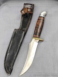 Vintage Western fixed blade knife. The knife is in very good condition considering its age with some