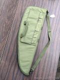 AR-15 gun case has 5 magazine pockets, measures 38
