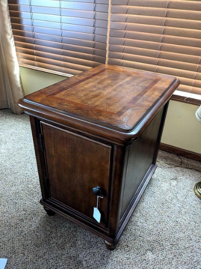 Beautiful small end table measures approx 19"x 26". Has a front door that opens with 2 shelves