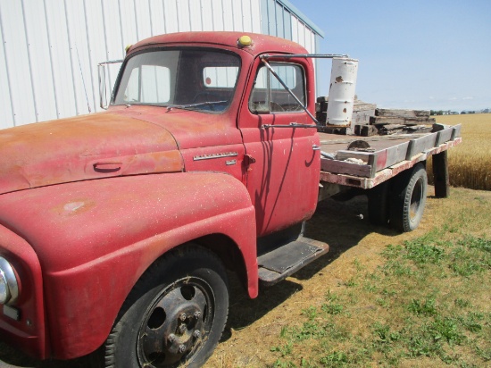 IHC R160 S.A. w/ 14' flatbed