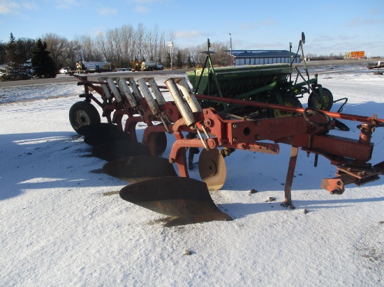 CASE I.H. 510 5 BOTTOM PLOW
